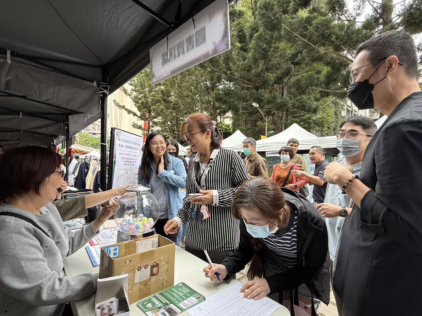 校慶園遊會攤位宣傳里民辦證服務