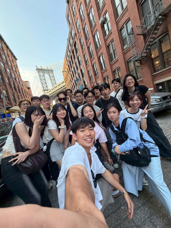 北科大學生在美國的街道上合照