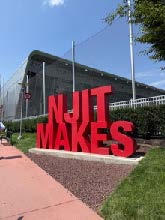 NJIT 校門口的照片
